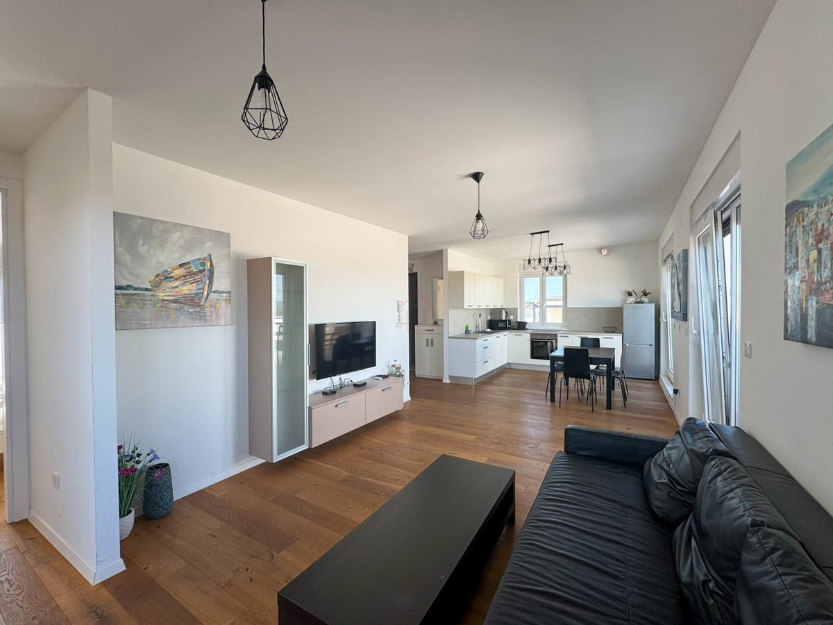 Attico con tre camere da letto, vista panoramica e garage