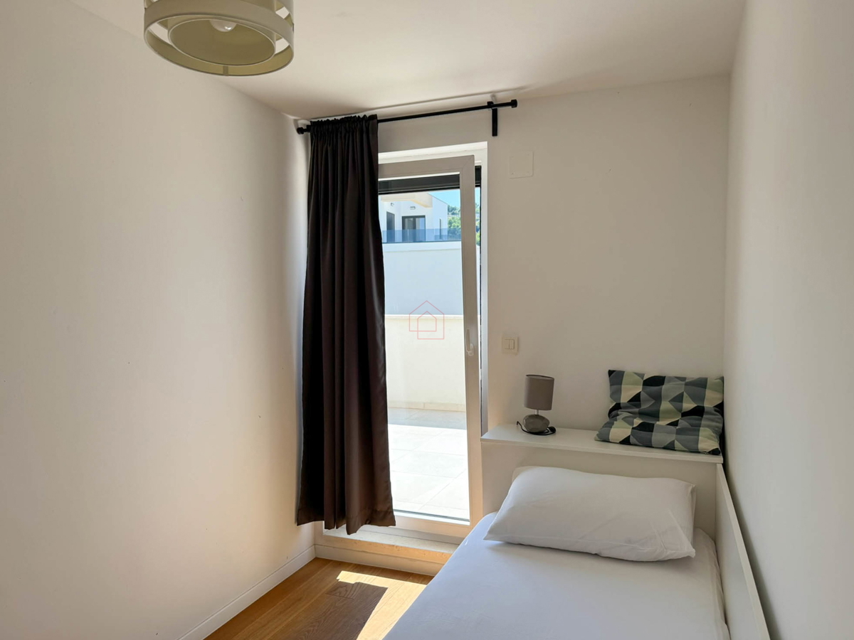 Attico con tre camere da letto, vista panoramica e garage