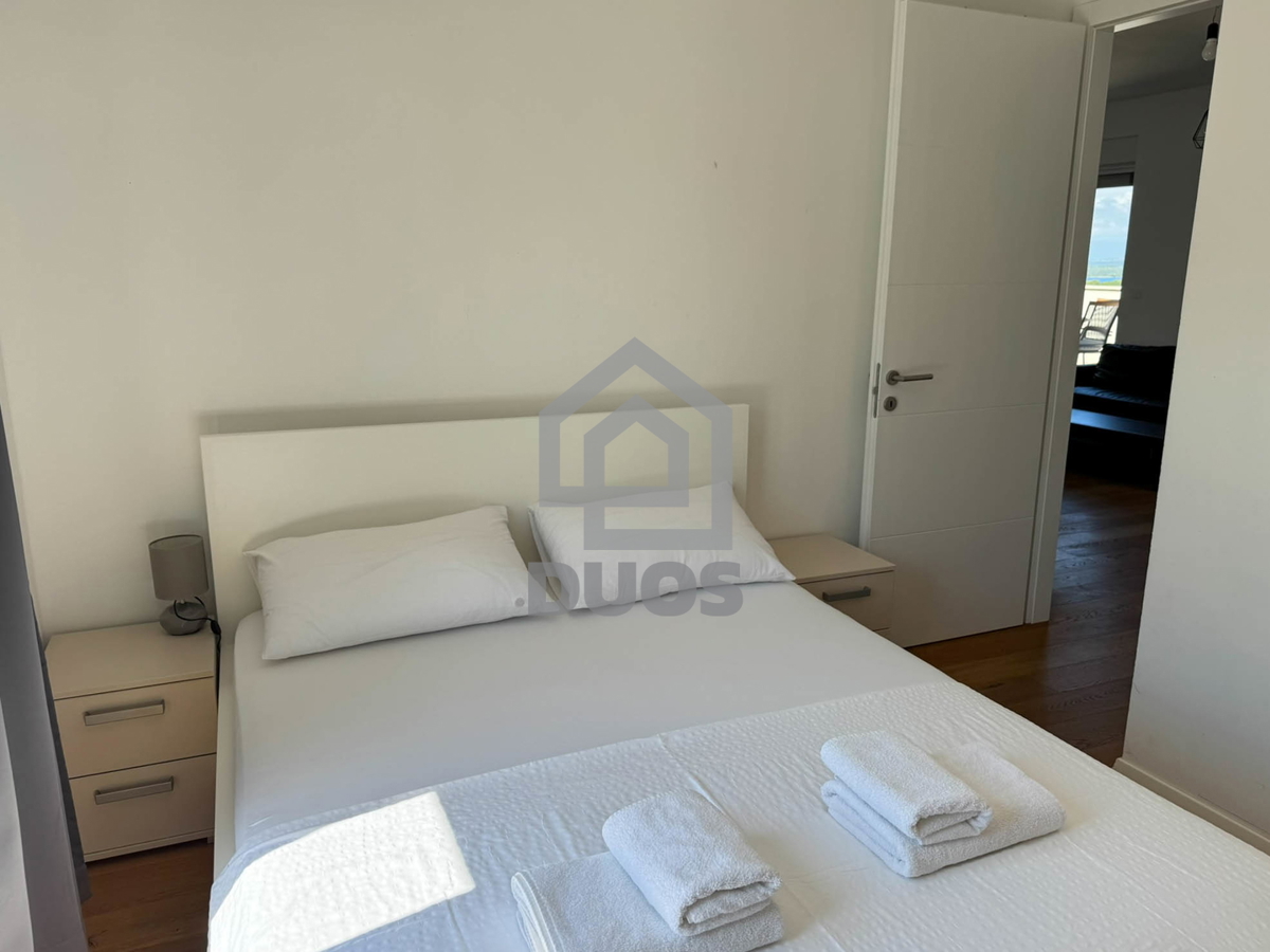 Attico con tre camere da letto, vista panoramica e garage