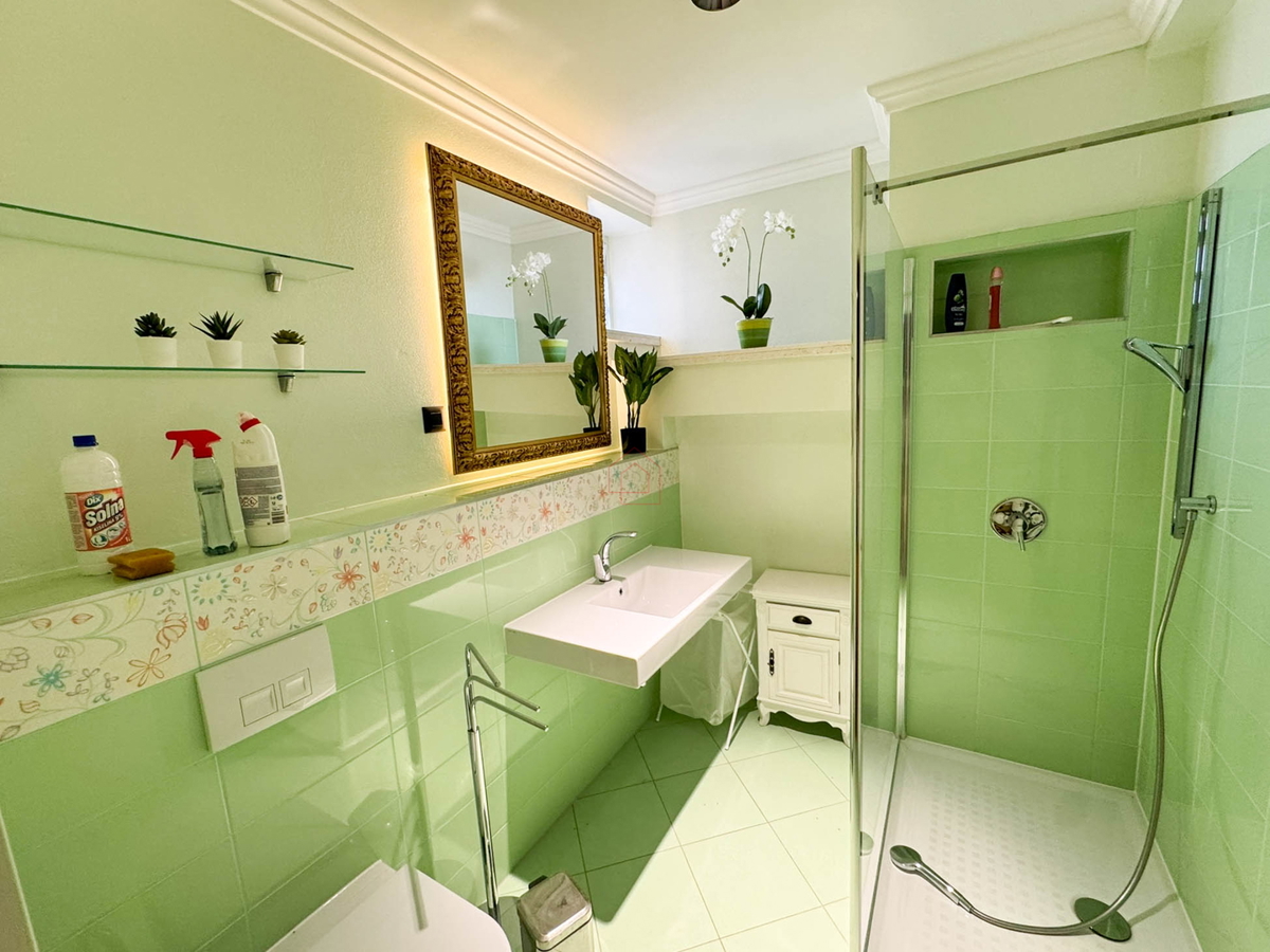 Bellissima casa in pietra ristrutturata e arredata modernamente nel centro di Murter con ascensore