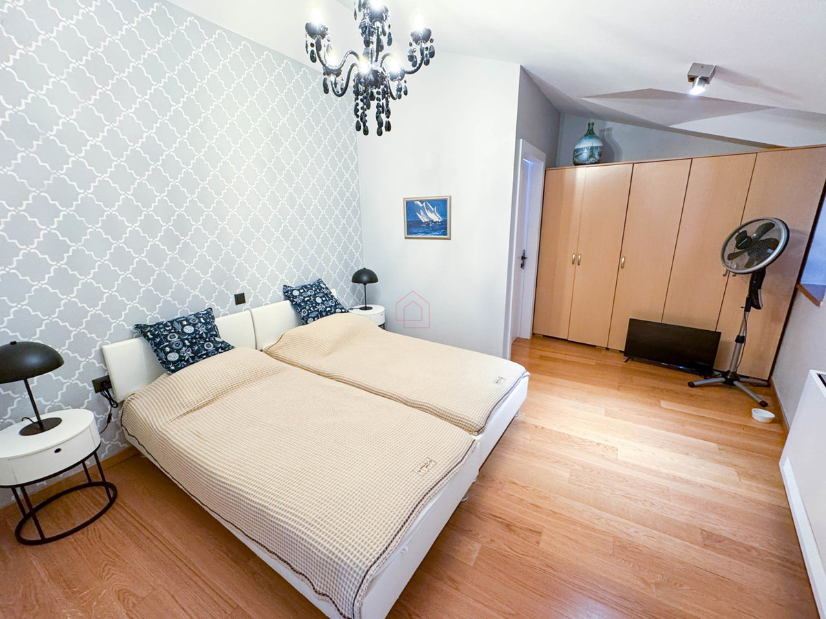 Bellissima casa in pietra ristrutturata e arredata modernamente nel centro di Murter con ascensore