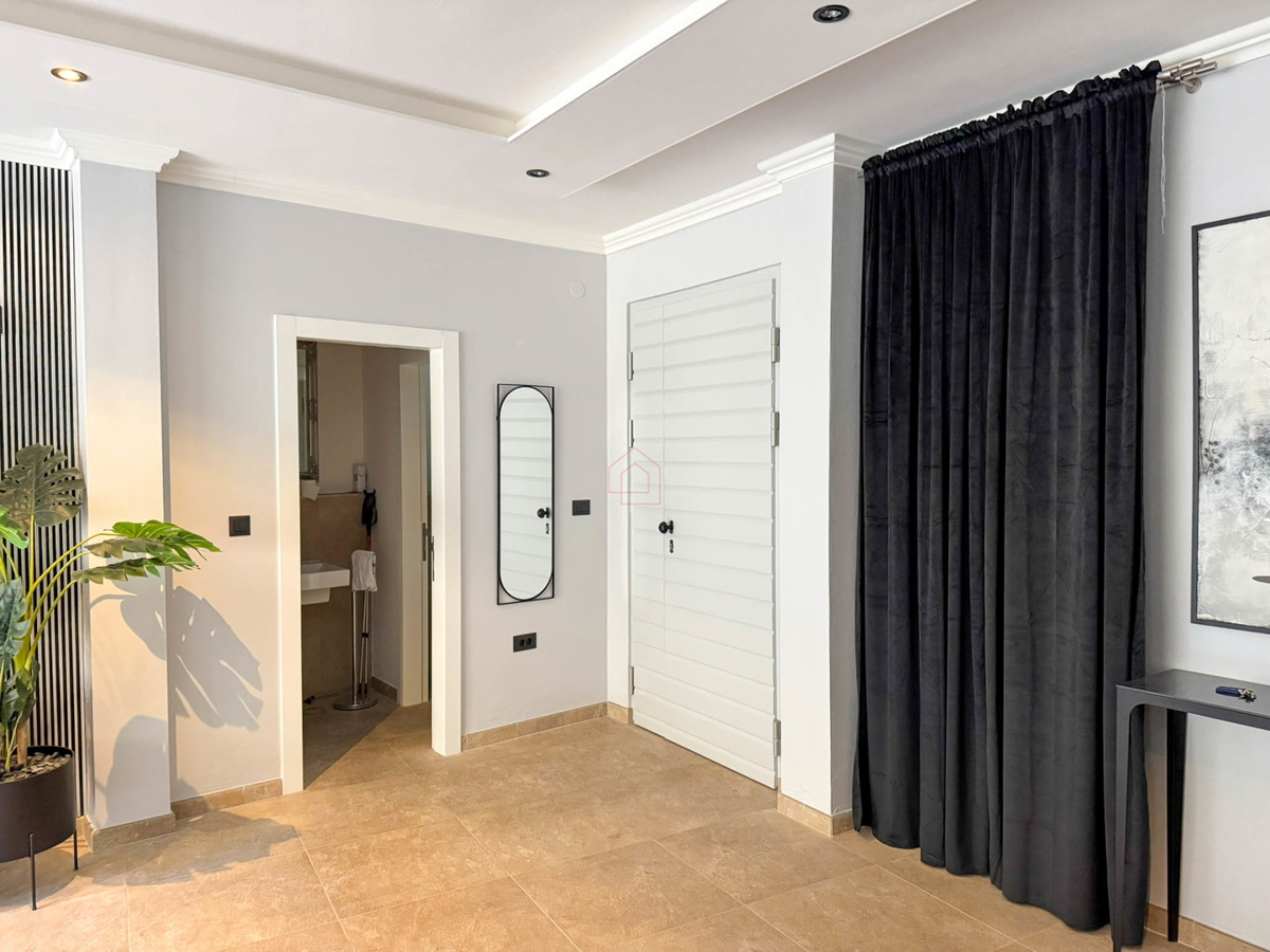 Bellissima casa in pietra ristrutturata e arredata modernamente nel centro di Murter con ascensore