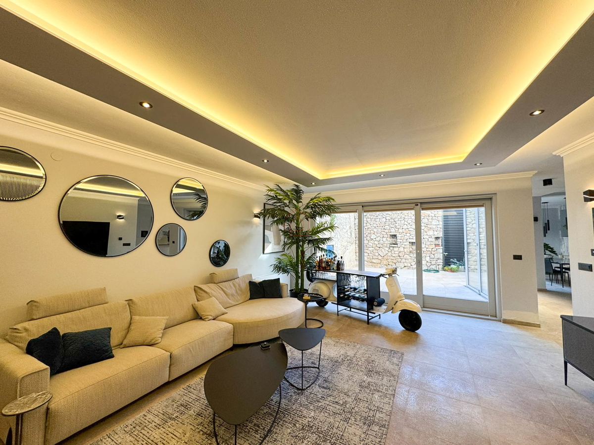 Bellissima casa in pietra ristrutturata e arredata modernamente nel centro di Murter con ascensore