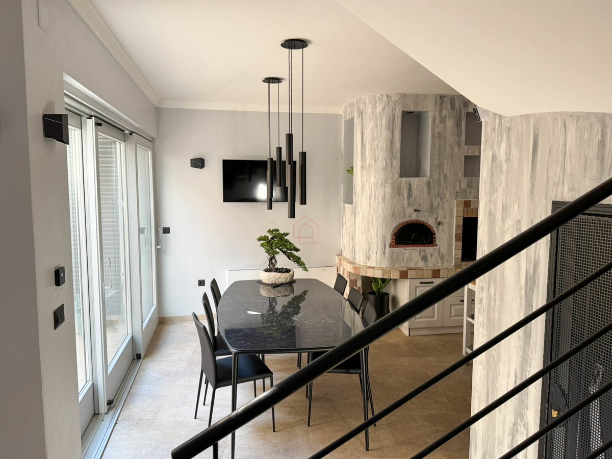 Bellissima casa in pietra ristrutturata e arredata modernamente nel centro di Murter con ascensore