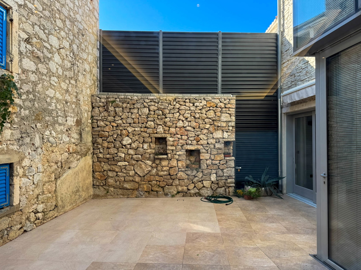 Bellissima casa in pietra ristrutturata e arredata modernamente nel centro di Murter con ascensore