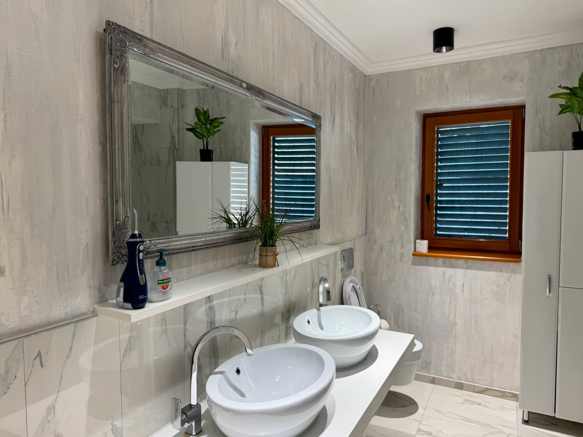 Bellissima casa in pietra ristrutturata e arredata modernamente nel centro di Murter con ascensore