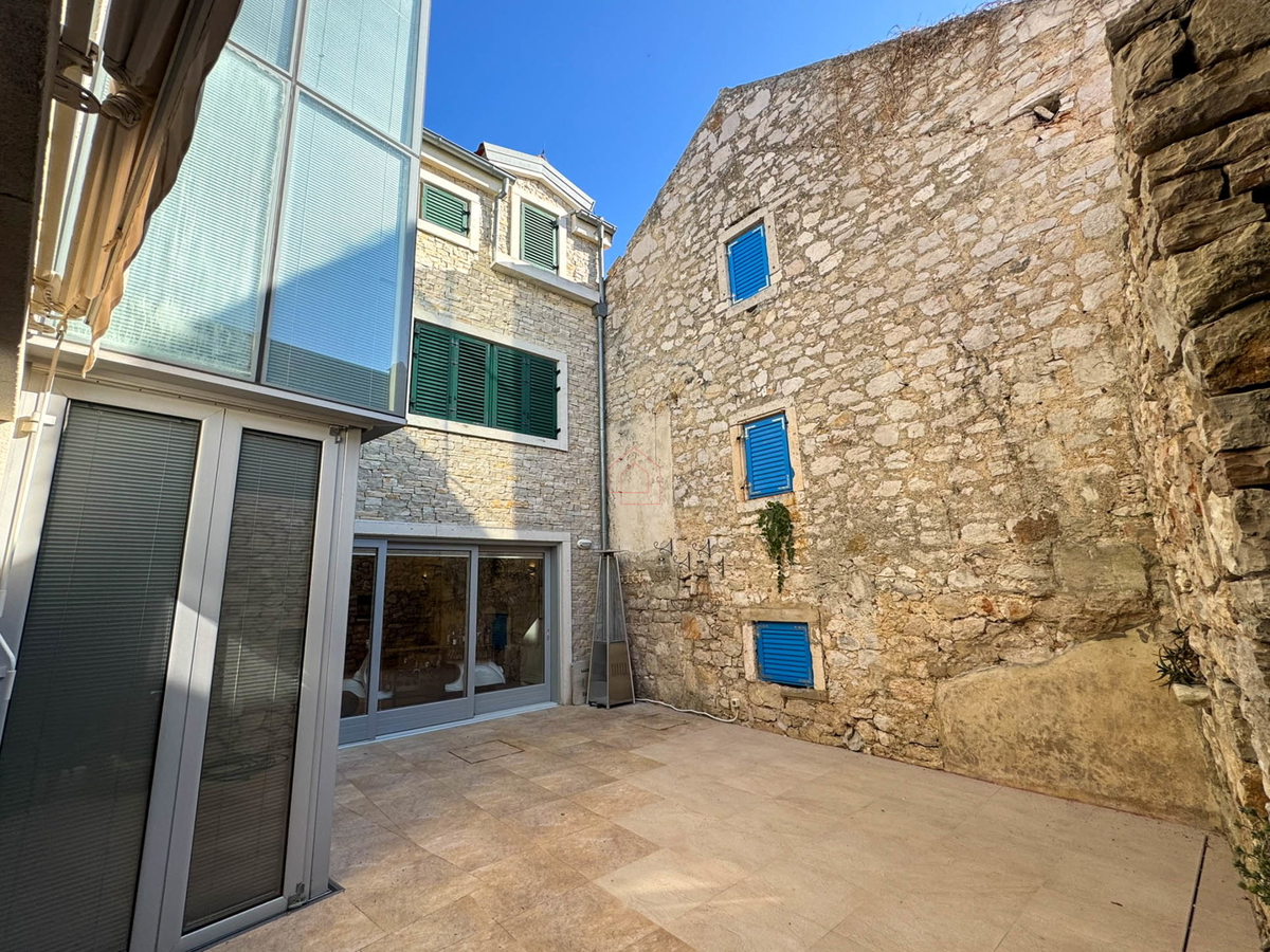 Bellissima casa in pietra ristrutturata e arredata modernamente nel centro di Murter con ascensore