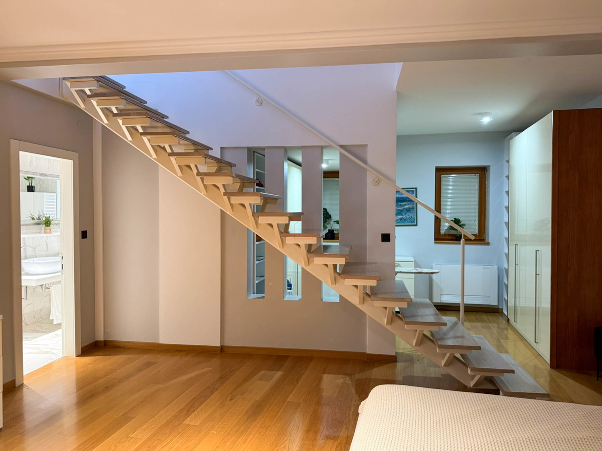 Bellissima casa in pietra ristrutturata e arredata modernamente nel centro di Murter con ascensore