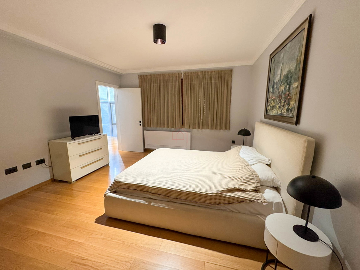 Bellissima casa in pietra ristrutturata e arredata modernamente nel centro di Murter con ascensore