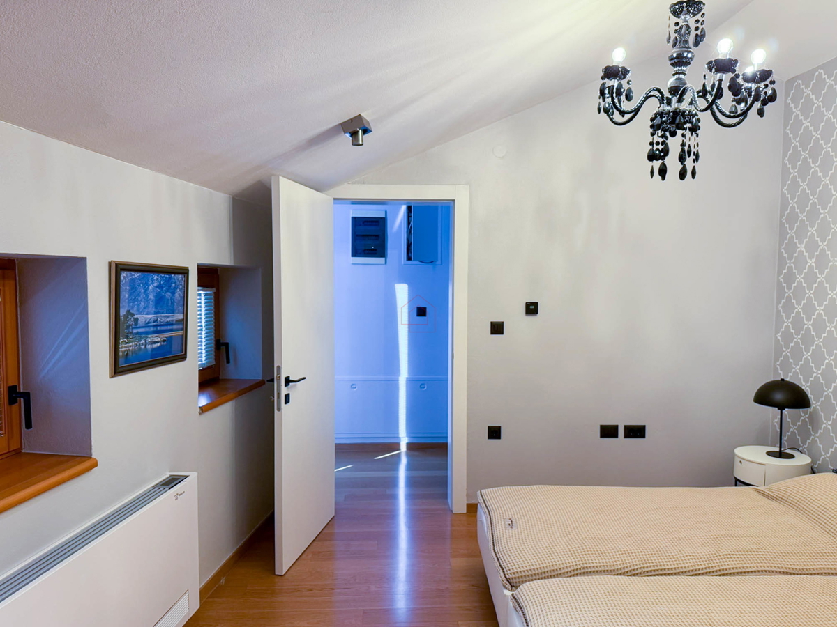 Bellissima casa in pietra ristrutturata e arredata modernamente nel centro di Murter con ascensore