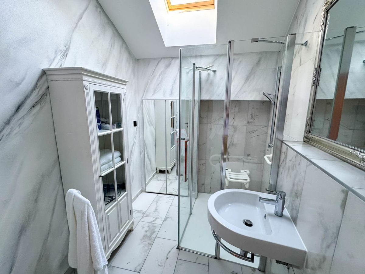 Bellissima casa in pietra ristrutturata e arredata modernamente nel centro di Murter con ascensore