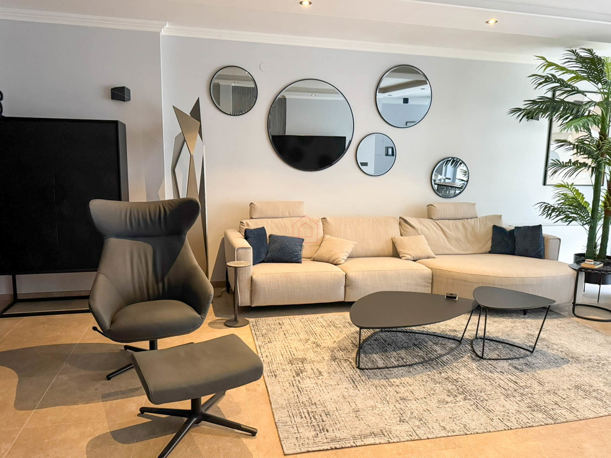 Bellissima casa in pietra ristrutturata e arredata modernamente nel centro di Murter con ascensore