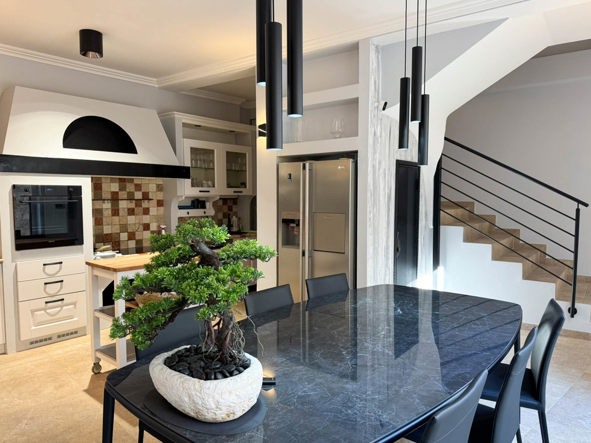 Bellissima casa in pietra ristrutturata e arredata modernamente nel centro di Murter con ascensore