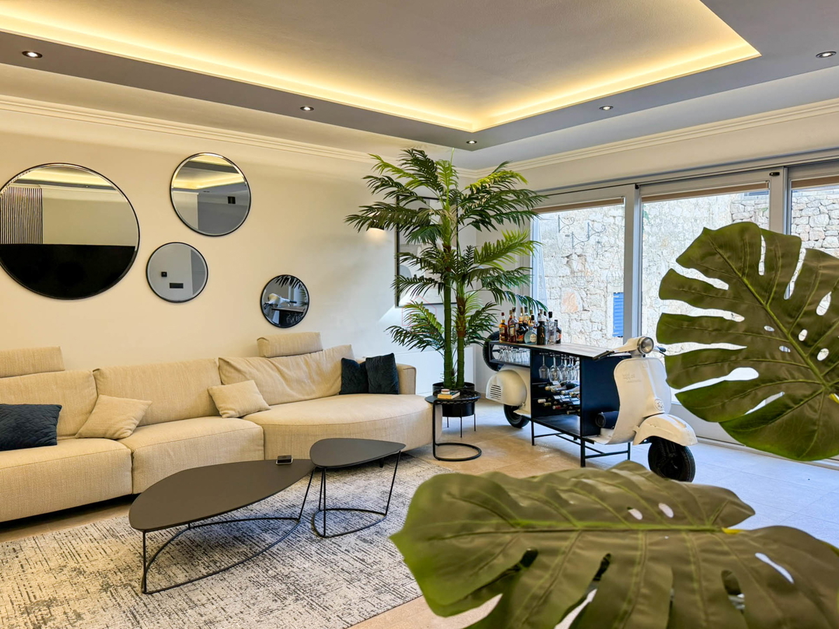 Bellissima casa in pietra ristrutturata e arredata modernamente nel centro di Murter con ascensore