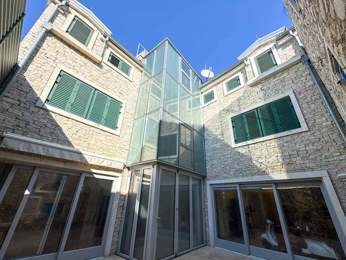 Bellissima casa in pietra ristrutturata e arredata modernamente nel centro di Murter con ascensore