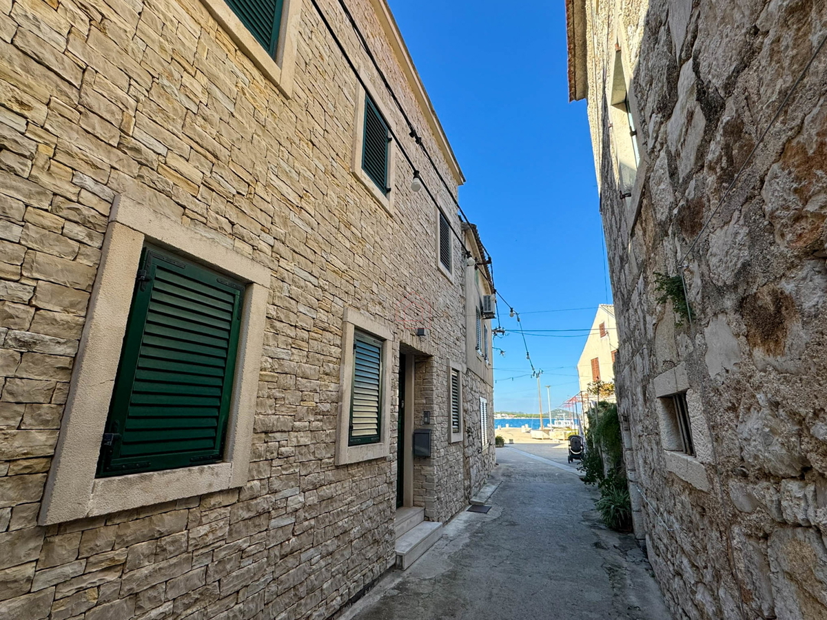 Bellissima casa in pietra ristrutturata e arredata modernamente nel centro di Murter con ascensore