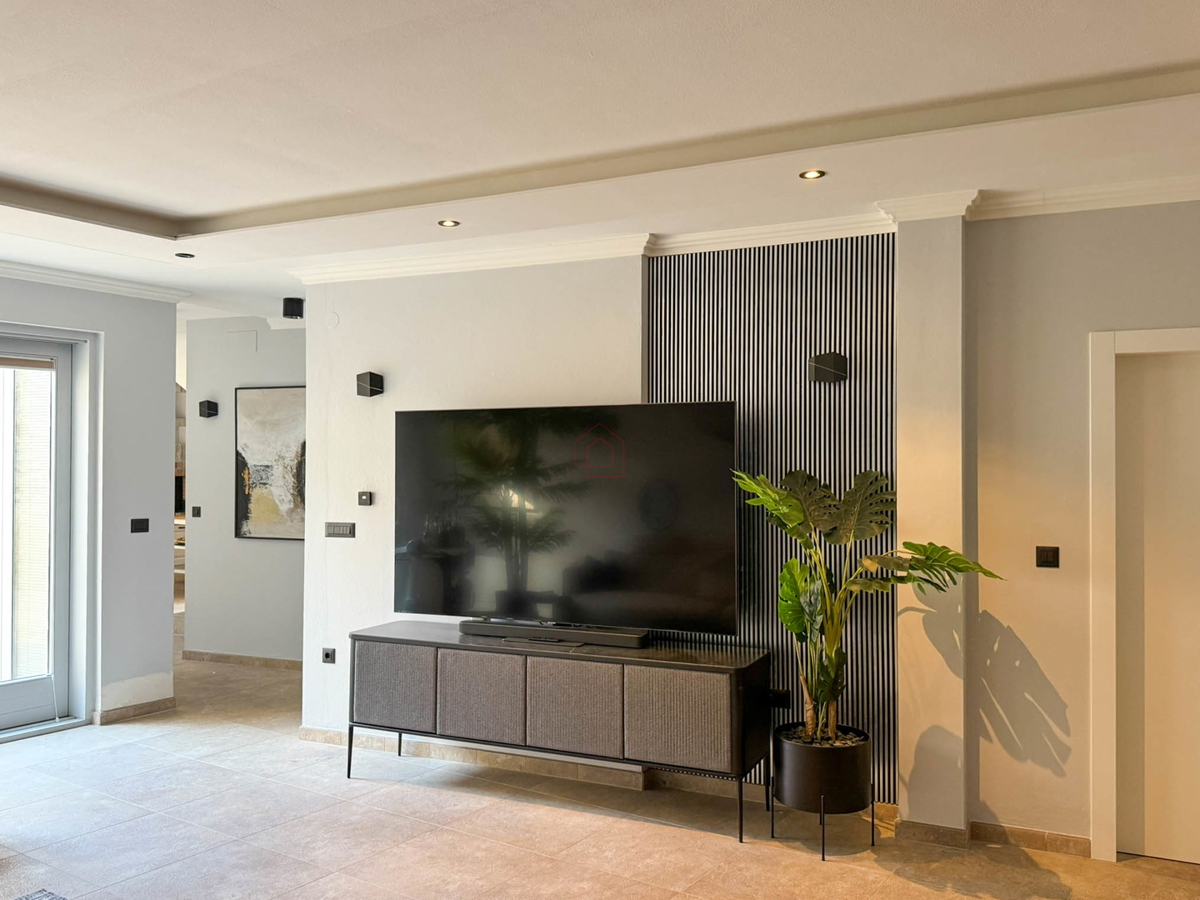 Bellissima casa in pietra ristrutturata e arredata modernamente nel centro di Murter con ascensore