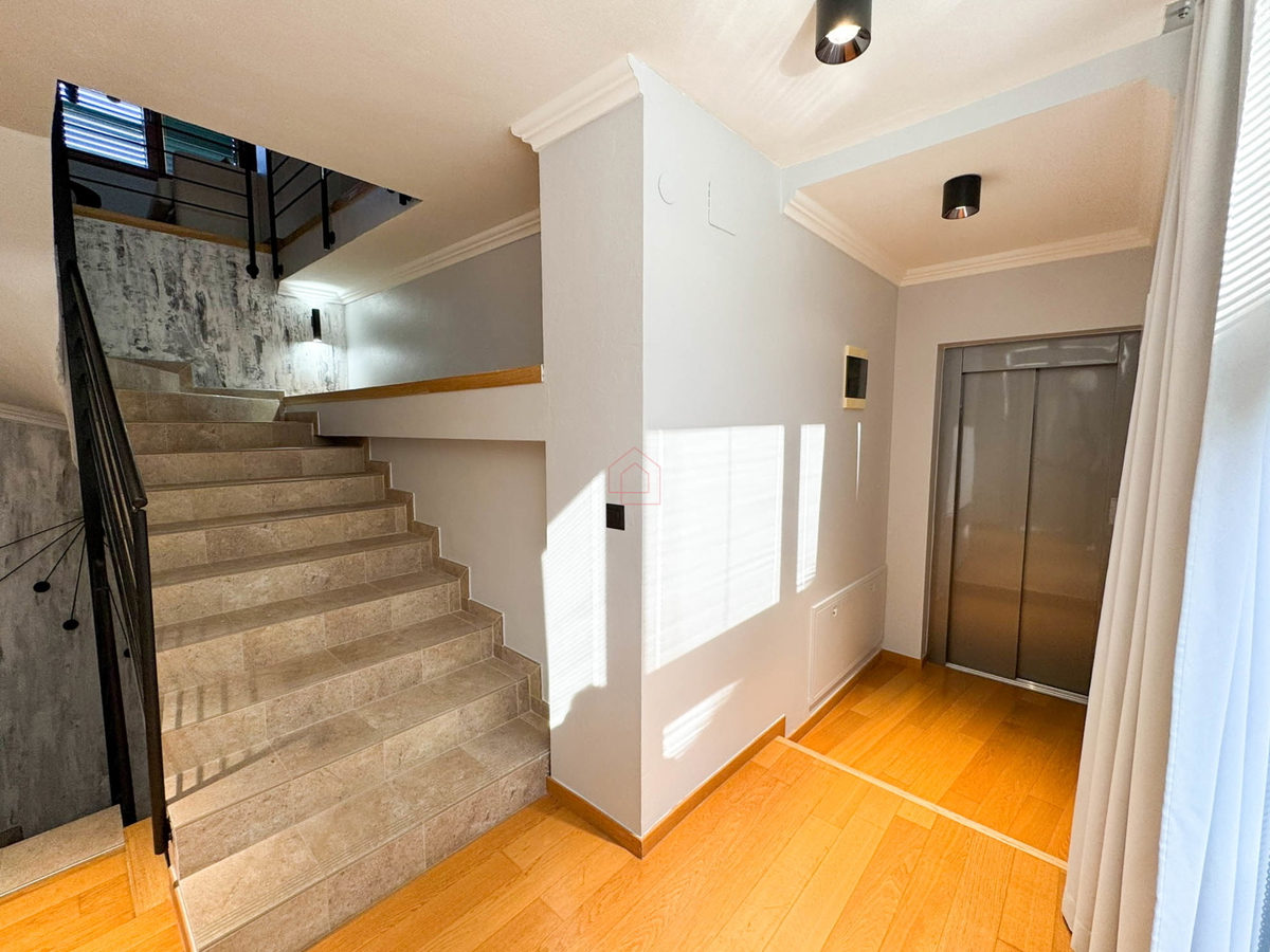 Bellissima casa in pietra ristrutturata e arredata modernamente nel centro di Murter con ascensore