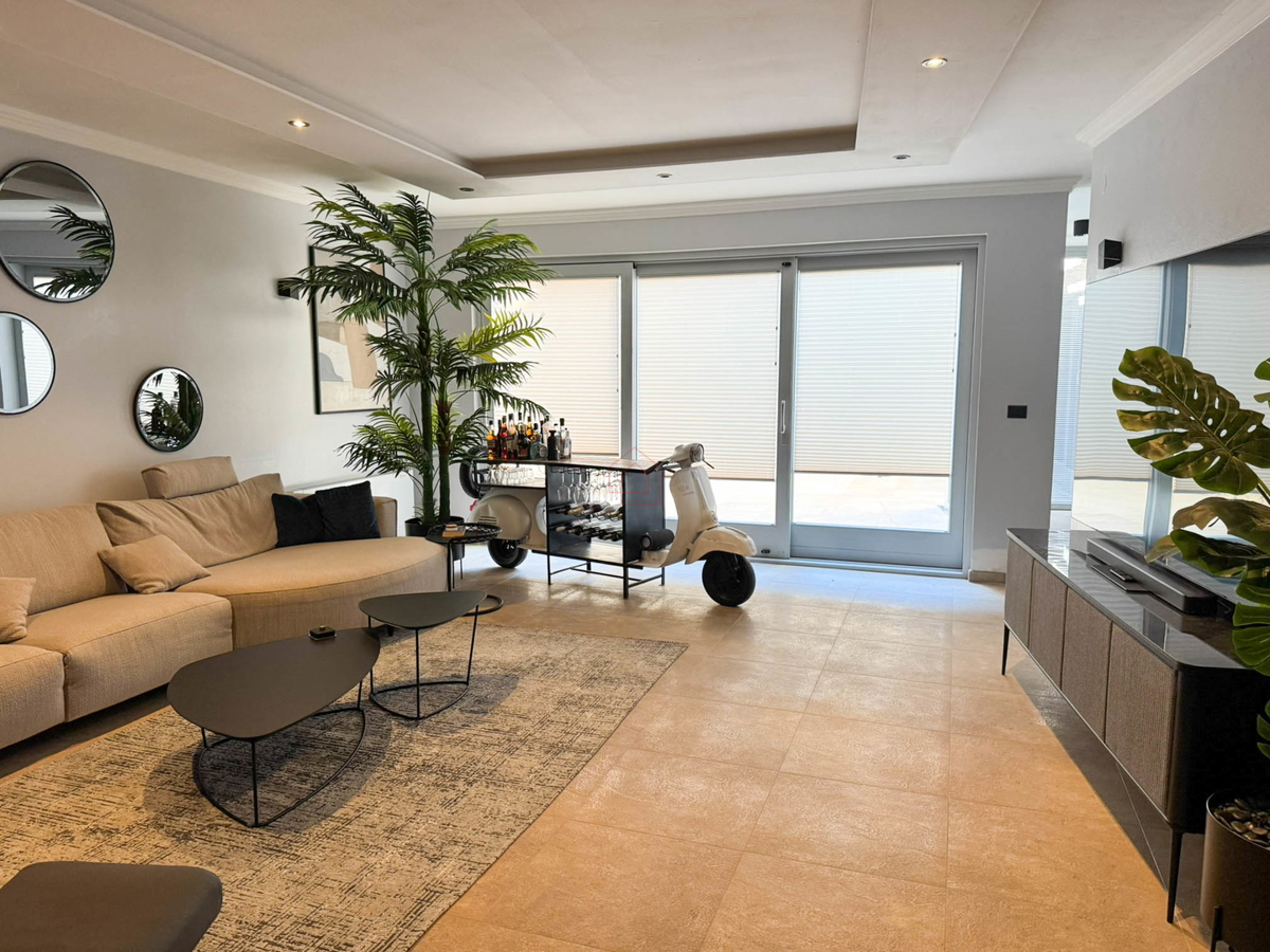 Bellissima casa in pietra ristrutturata e arredata modernamente nel centro di Murter con ascensore