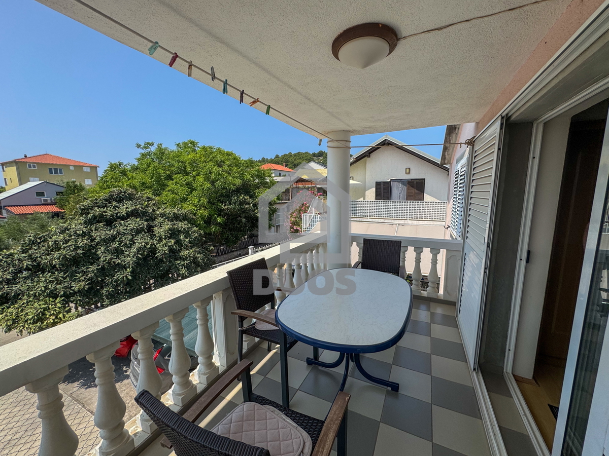 Casa indipendente vicino alla spiaggia di Slanica con spazi esterni privati e parcheggio