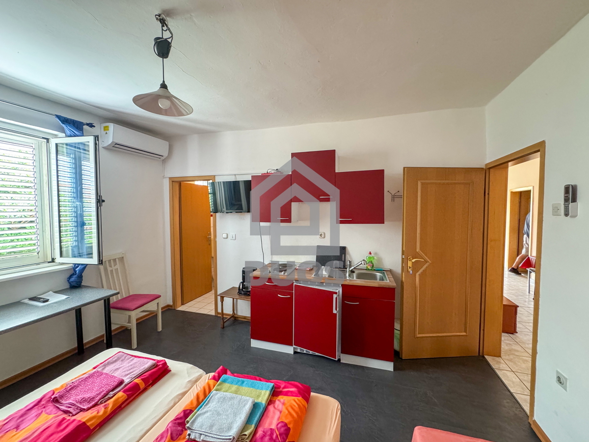 Casa indipendente vicino alla spiaggia di Slanica con spazi esterni privati e parcheggio