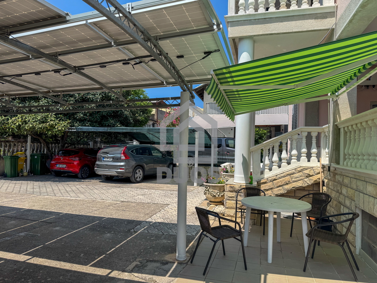Casa indipendente vicino alla spiaggia di Slanica con spazi esterni privati e parcheggio