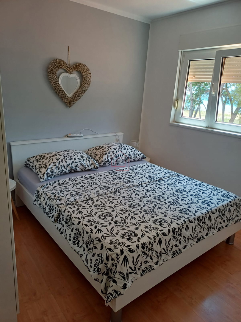 Complesso con tre case e campo da tennis in prima fila sul mare - località Zablaće