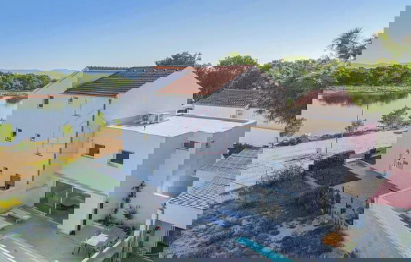 Complesso con tre case e campo da tennis in prima fila sul mare - località Zablaće