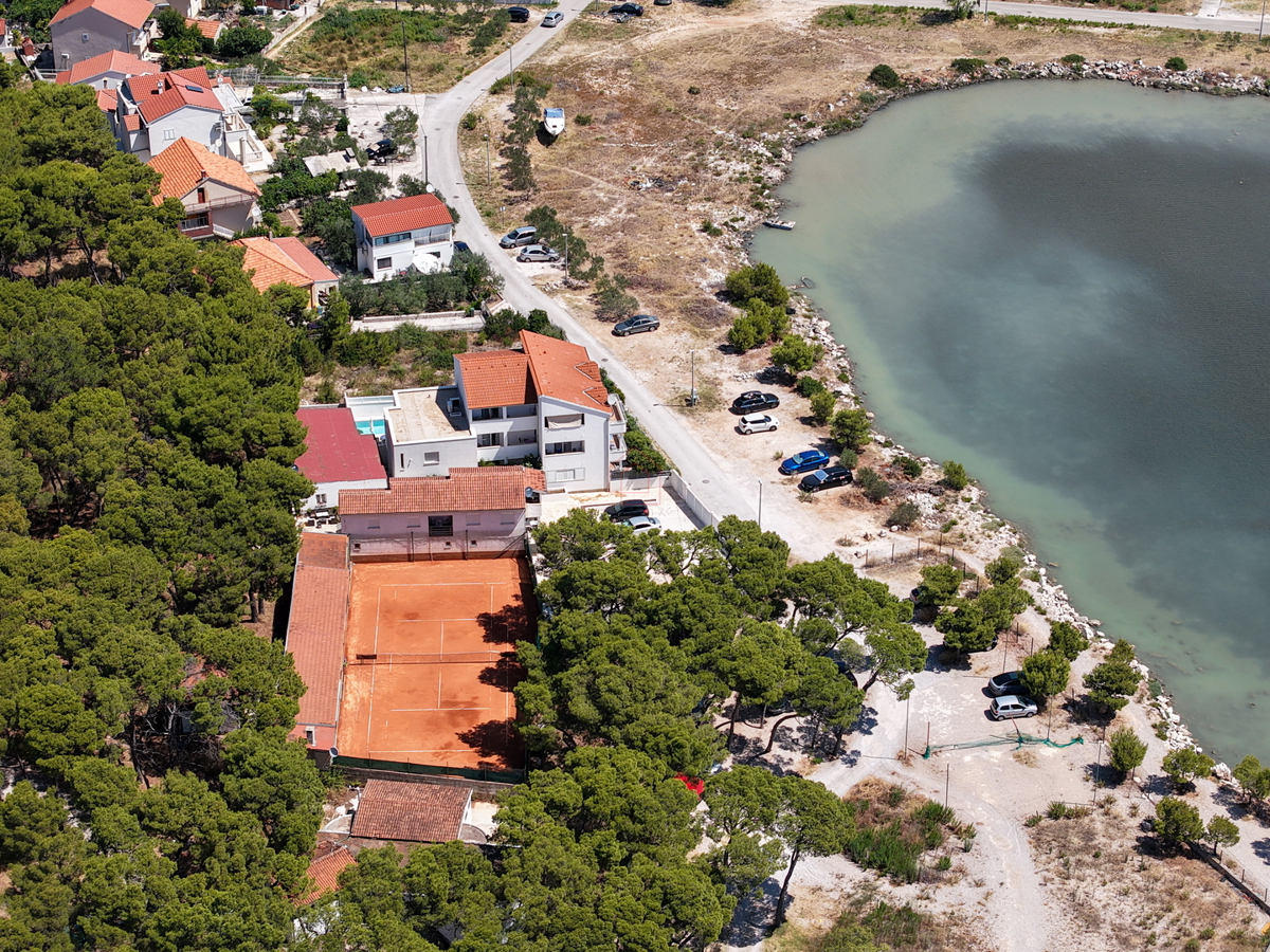Complesso con tre case e campo da tennis in prima fila sul mare - località Zablaće