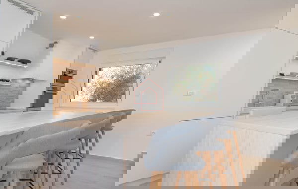 Complesso con tre case e campo da tennis in prima fila sul mare - località Zablaće