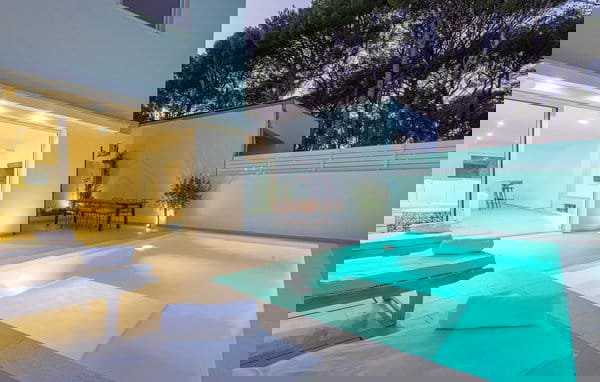 Complesso con tre case e campo da tennis in prima fila sul mare - località Zablaće