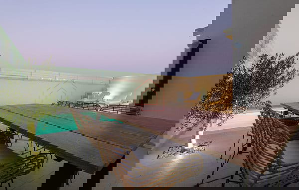 Complesso con tre case e campo da tennis in prima fila sul mare - località Zablaće