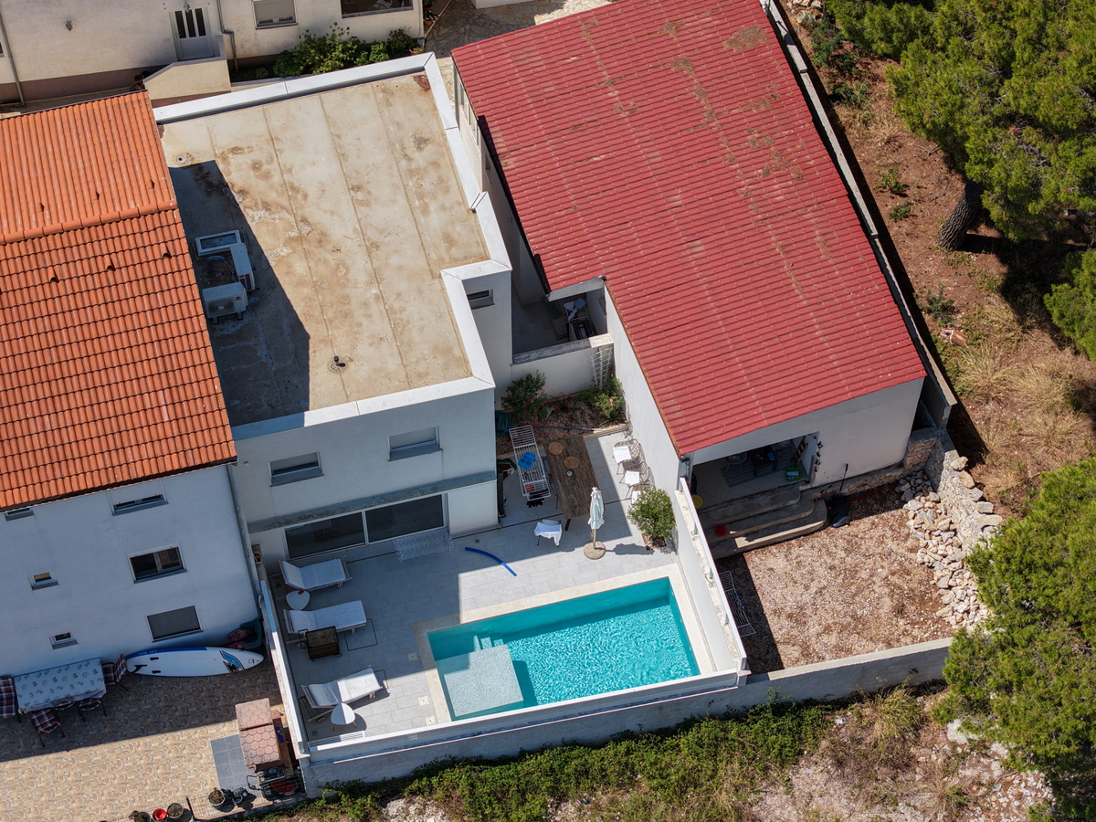 Complesso con tre case e campo da tennis in prima fila sul mare - località Zablaće