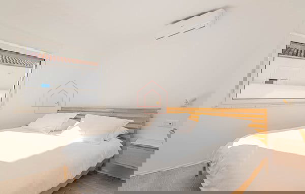 Complesso con tre case e campo da tennis in prima fila sul mare - località Zablaće