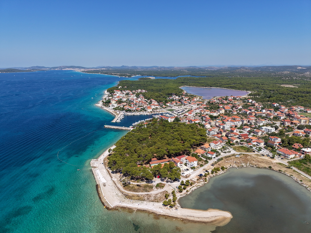 Complesso con tre case e campo da tennis in prima fila sul mare - località Zablaće