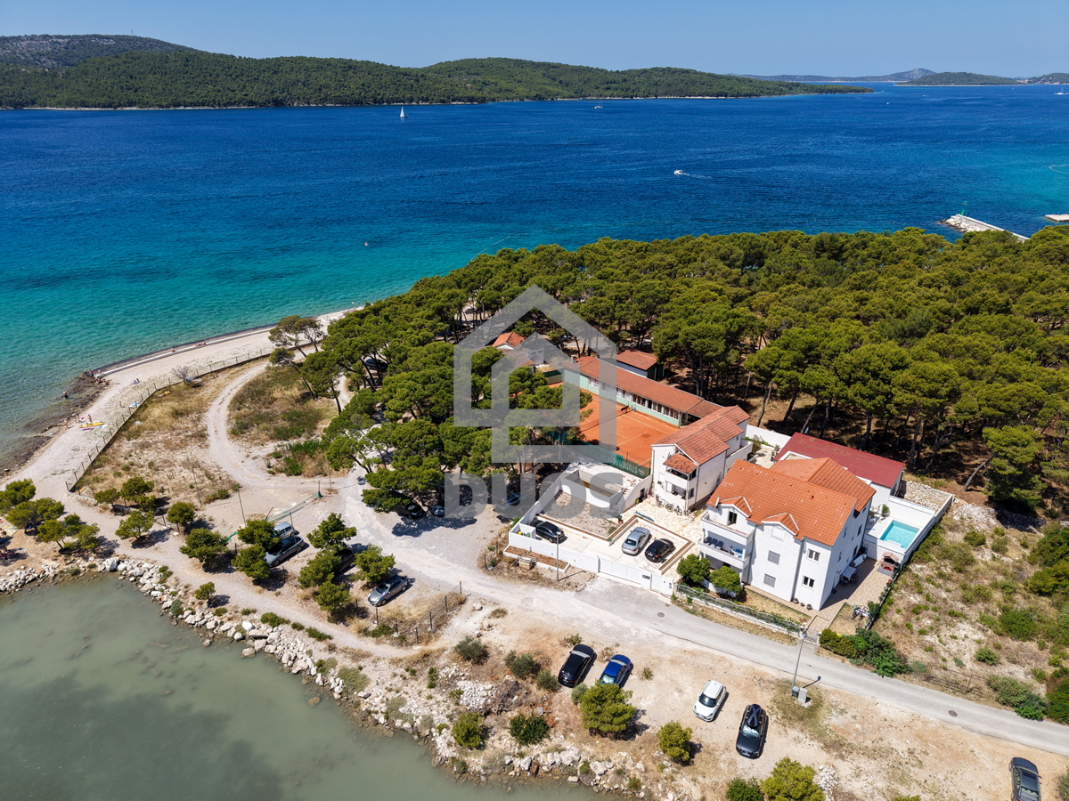 Complesso con tre case e campo da tennis in prima fila sul mare - località Zablaće