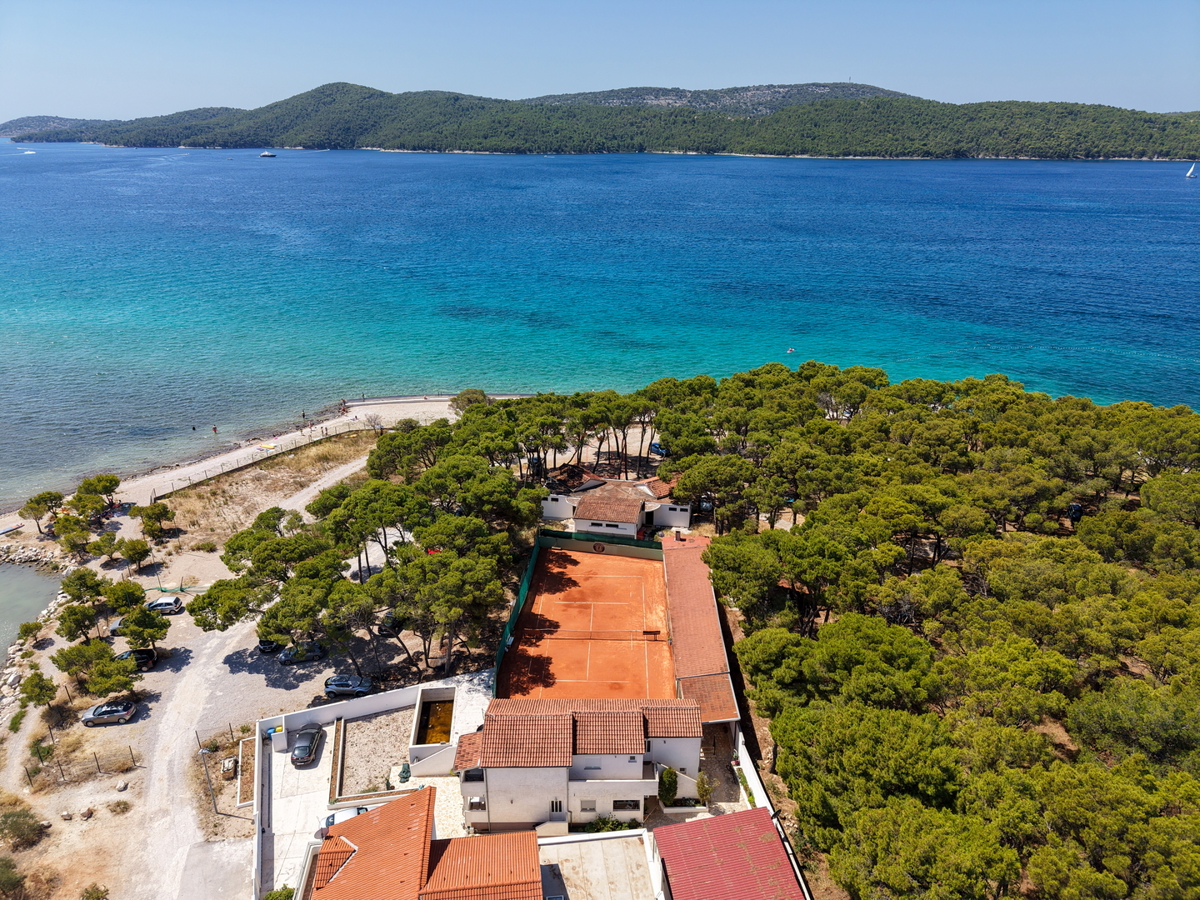 Complesso con tre case e campo da tennis in prima fila sul mare - località Zablaće