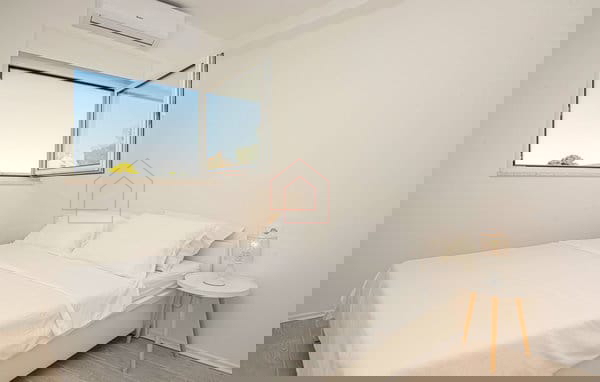 Complesso con tre case e campo da tennis in prima fila sul mare - località Zablaće