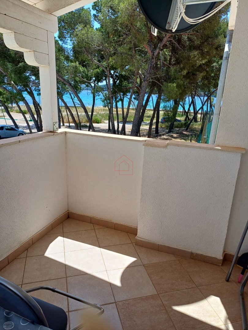 Complesso con tre case e campo da tennis in prima fila sul mare - località Zablaće