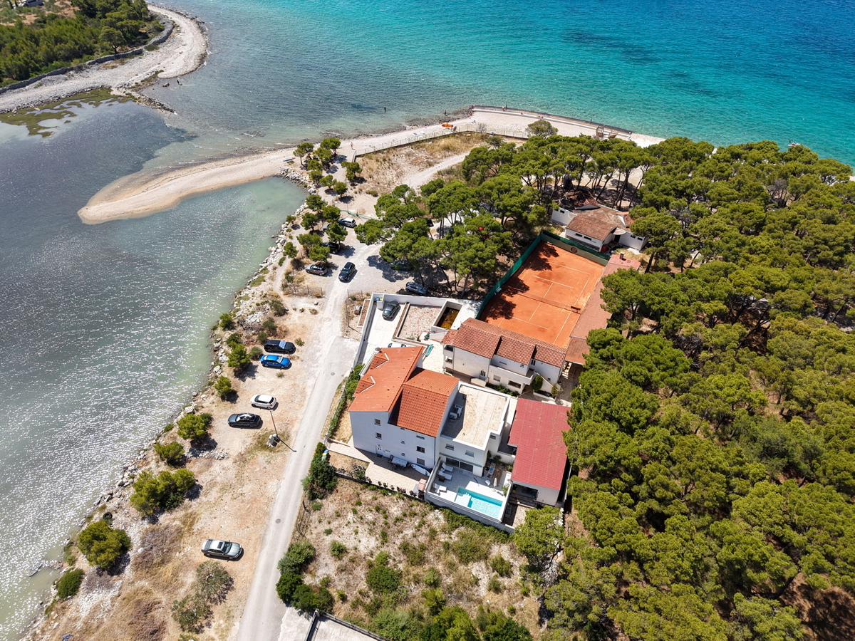 Complesso con tre case e campo da tennis in prima fila sul mare - località Zablaće