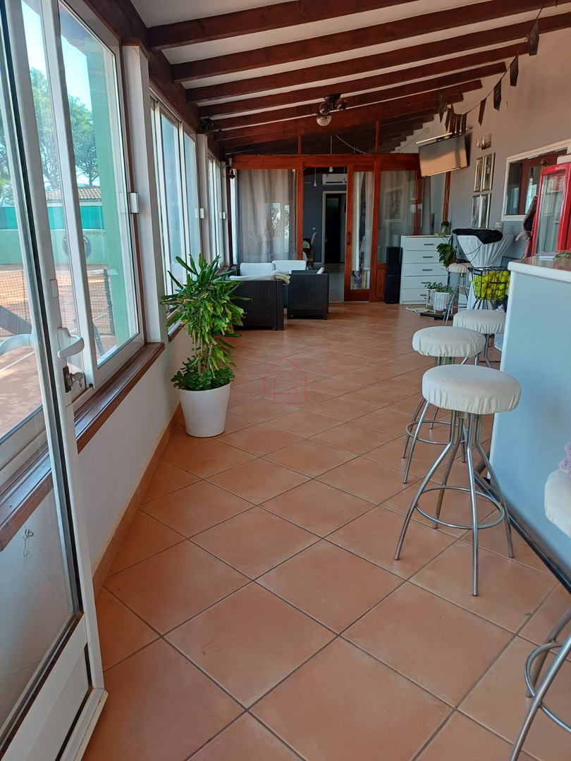 Complesso con tre case e campo da tennis in prima fila sul mare - località Zablaće