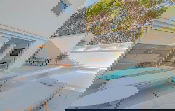 Complesso con tre case e campo da tennis in prima fila sul mare - località Zablaće