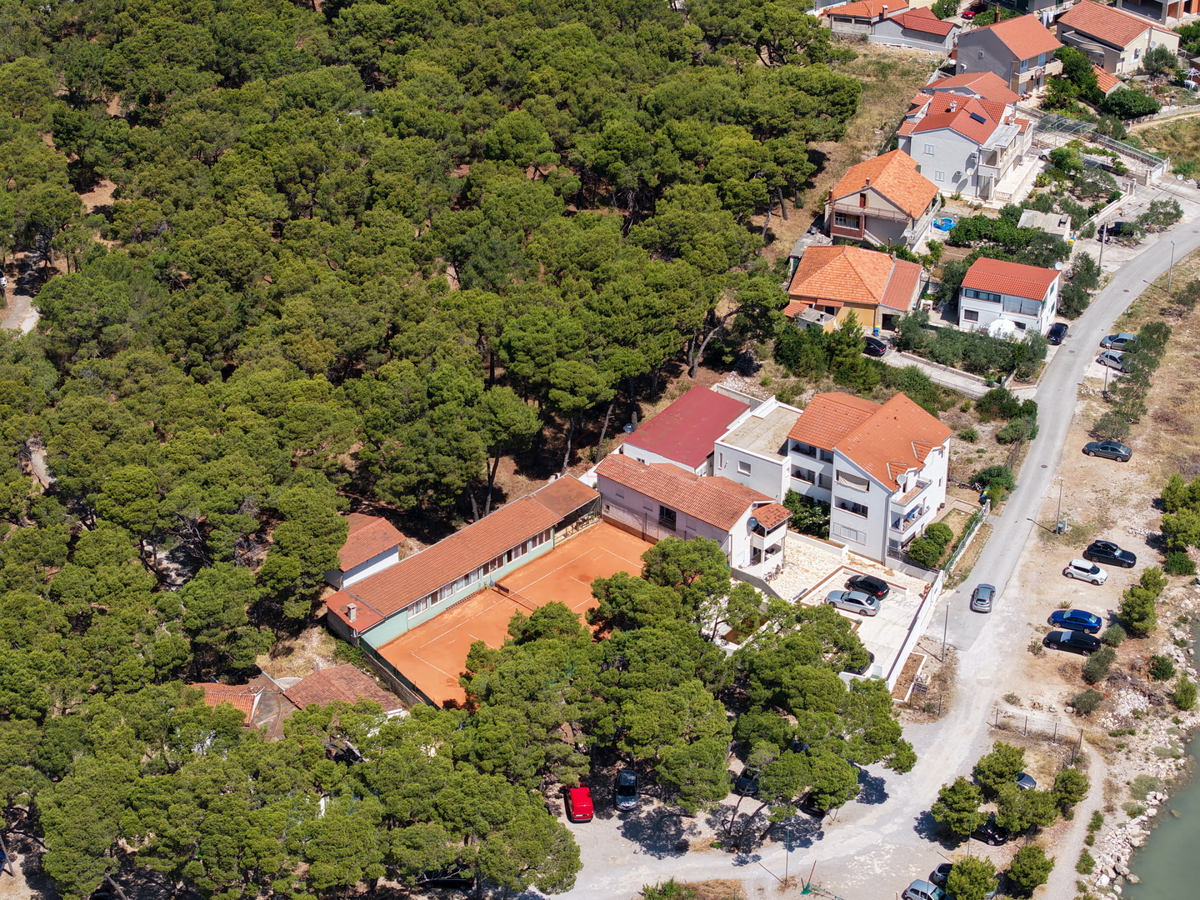 Complesso con tre case e campo da tennis in prima fila sul mare - località Zablaće
