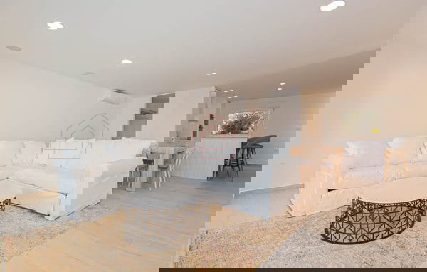 Complesso con tre case e campo da tennis in prima fila sul mare - località Zablaće