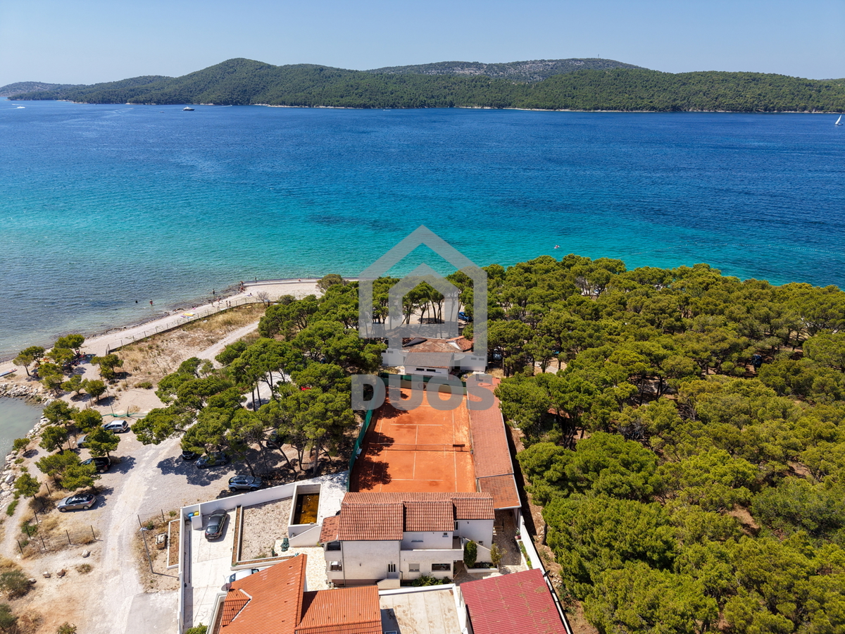 Complesso con tre case e campo da tennis in prima fila sul mare - località Zablaće
