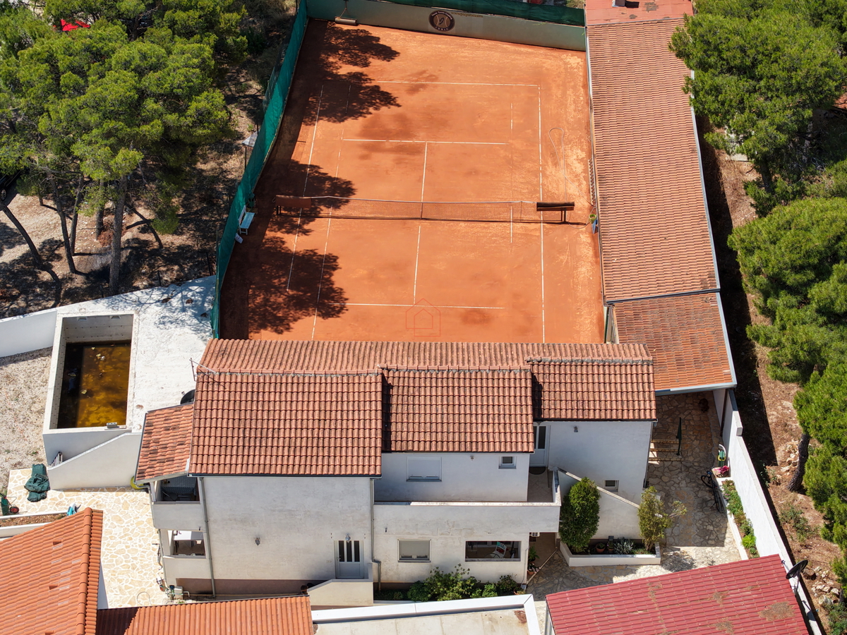 Complesso con tre case e campo da tennis in prima fila sul mare - località Zablaće