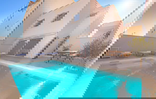 Complesso con tre case e campo da tennis in prima fila sul mare - località Zablaće