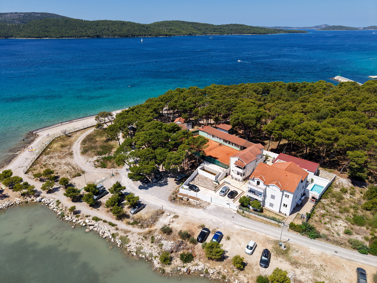 Complesso con tre case e campo da tennis in prima fila sul mare - località Zablaće