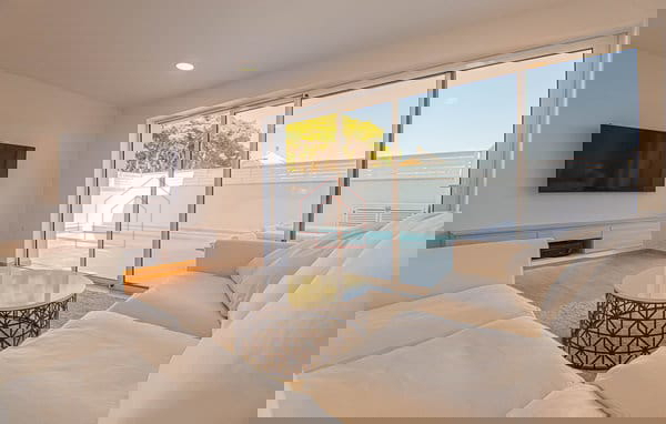 Complesso con tre case e campo da tennis in prima fila sul mare - località Zablaće