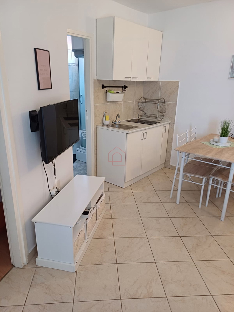 Complesso con tre case e campo da tennis in prima fila sul mare - località Zablaće